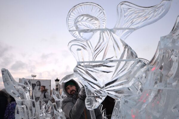 Pregătirile pentru deschiderea Festivalului sculpturilor din gheață de la Ekaterinburg - Sputnik Moldova