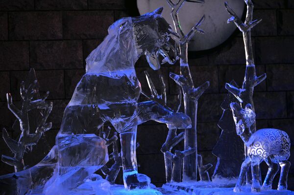 Sculpturi din gheață lângă Biserica din Ekaterinburg - Sputnik Moldova