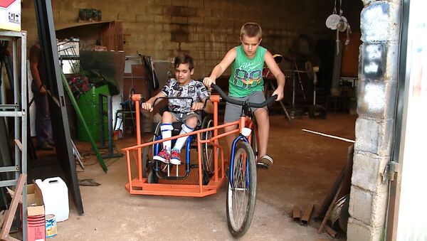 Кузнец из Аргентины смастерил велосипед с инвалидной коляской - Sputnik Молдова