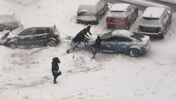 Машина застряла в снегу - Sputnik Moldova
