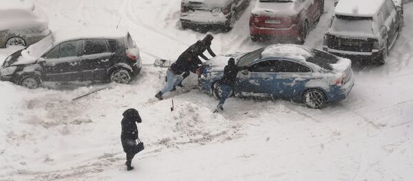 Машина застряла в снегу Машина застряла в снегу - Sputnik Moldova