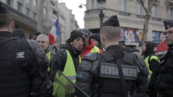 Акция протеста автомобилистов жёлтые жилеты в Париже - Sputnik Moldova
