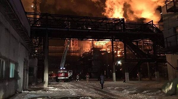 Пожар на нефтехимическом заводе «Карпатнефтехим» в городе Калуш Ивано-Франковской области - Sputnik Молдова
