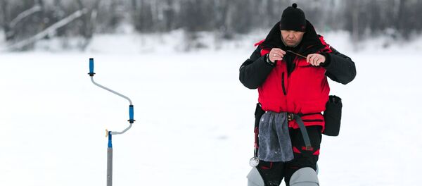 Участник Чемпионата города по ловле рыбы на мормышку со льда в парке культуры и отдыха имени В. Я. Степанова на реке Уводь в Иванове - Sputnik Молдова