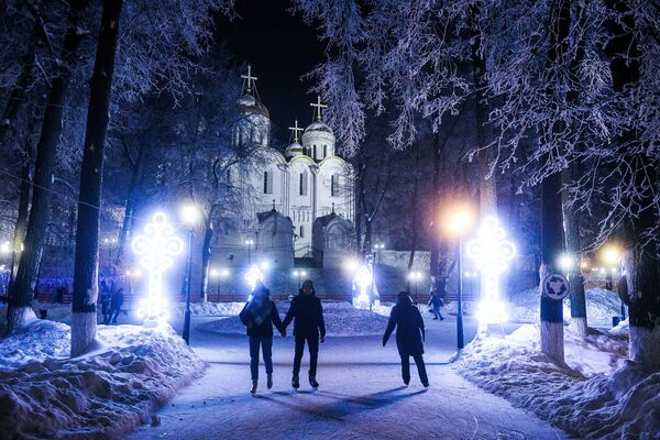 Горожане катаются на коньках возле Успенского собора во Владимире - Sputnik Молдова