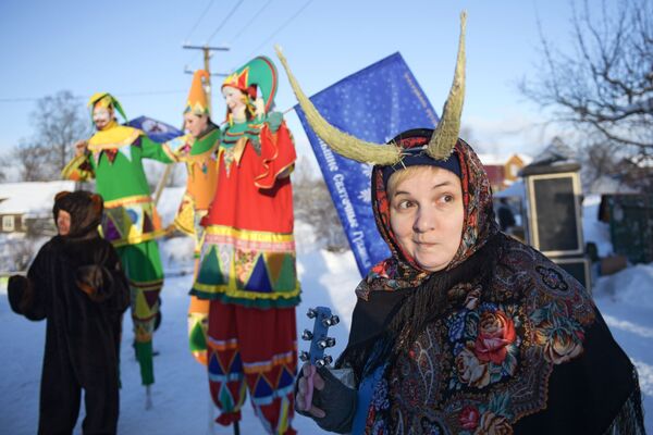 Участники фестиваля Большие Святочные Гулянья в Ленинградской области - Sputnik Молдова
