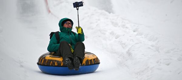 Посетитель катается на тюбинге с горки Всепогорка в парке Сокольники - Sputnik Молдова