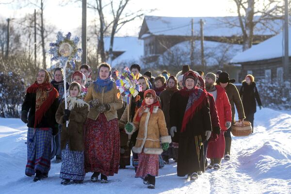 Участники фестиваля Большие Святочные Гулянья в Ленинградской области - Sputnik Молдова