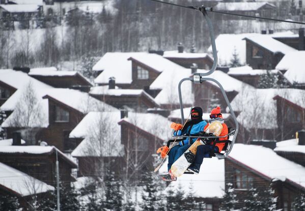 Сноубордисты на подъемнике горнолыжного курорта Сорочаны в Московской области - Sputnik Молдова