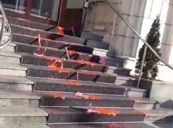 Sediul Ministerului Justiției, vandalizat de #REZIST – rețineri! - VIDEO Sediul Ministerului Justiției, vandalizat de #REZIST – rețineri! - VIDEO - Sputnik Moldova-România