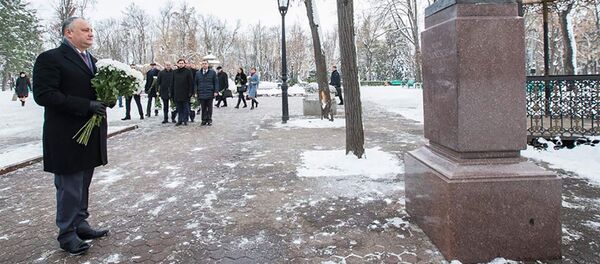 Президент Молдовы возложил цветы к бюсту Михая Эминеску  - Sputnik Moldova