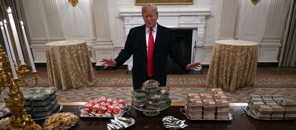 Президент США Дональд Трамп перед столом с фастфудом в Белом доме - Sputnik Молдова