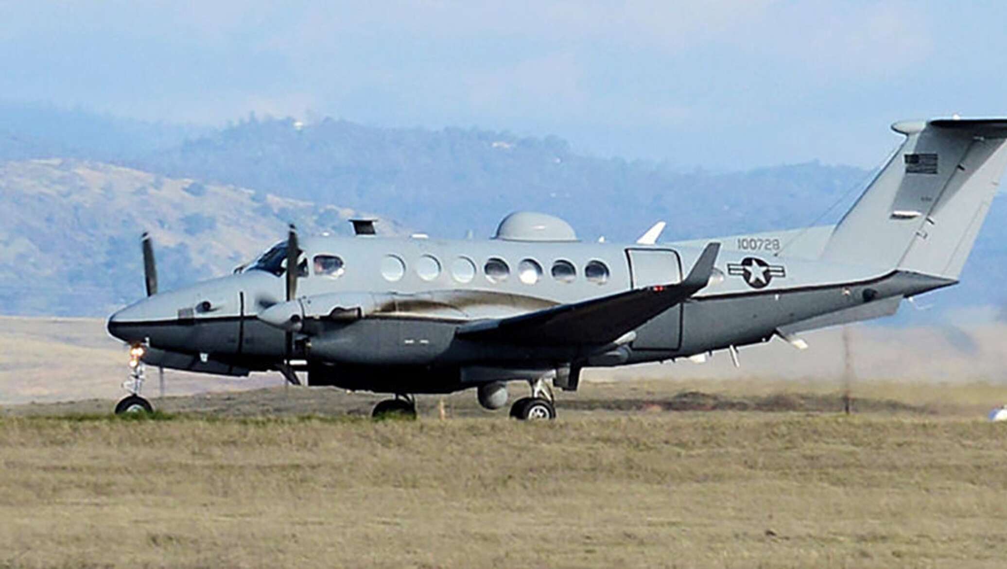 C 12 самолет. Beech MC-12w Liberty. Beechcraft King Air 350 разведчик. Самолет-разведчик MC-12w Libert. Beechcraft c-12 Huron.
