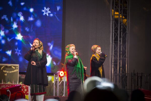 Традиционные мотивы: народные песни и всем известные мелодии прозвучали со сцены Рождественской ярмарки. - Sputnik Молдова
