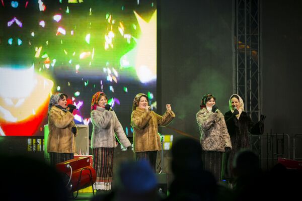 На сцене легендарные Сестры Осояну, которые зажгли публику народным песнями. - Sputnik Молдова