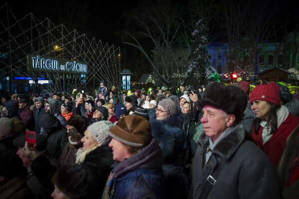Зрители праздничного концерта, приуроченного закрытию Рождественской ярмарки.  - Sputnik Молдова