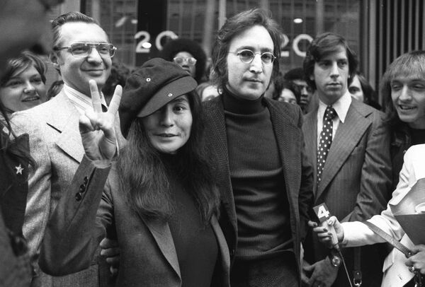 Бывший участник группы The Beatles Джон Леннон с женой Йоко Оно - Sputnik Молдова