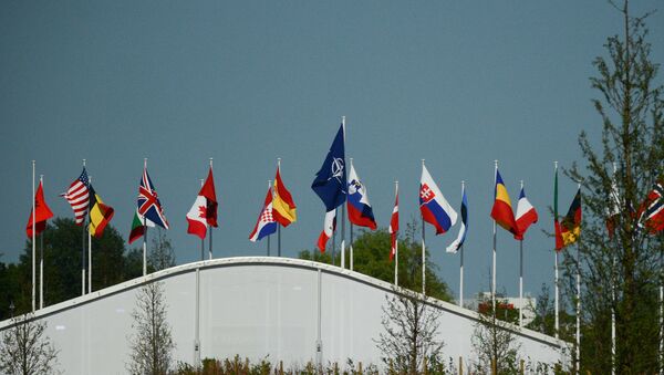 Флаги стран-участниц НАТО над офисом НАТО в Брюсселе, архивное фото - Sputnik Молдова