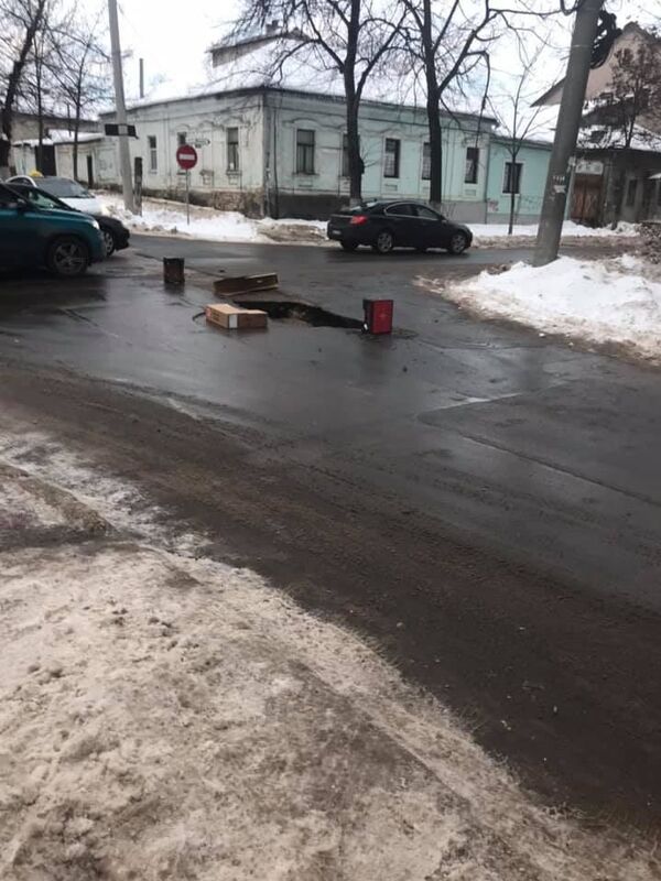 Кишинев уходит под землю: ЧП на одной из улиц в столице - фото Кишинев уходит под землю: ЧП на одной из улиц в столице - фото - Sputnik Молдова