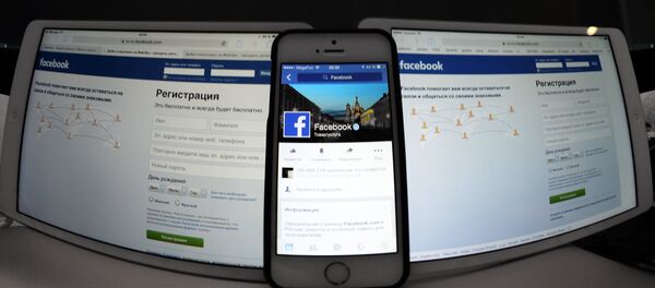 Страница социальной сети Фейсбук на компьютере, планшете, айфоне - Sputnik Молдова