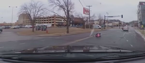 Малыш в автокресле падает из движущейся машины - Sputnik Молдова