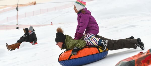 Посетители катаются на тюбингах с горки горнолыжного курорта Лисья Гора в Московской области Посетители катаются на тюбингах с горки горнолыжного курорта Лисья Гора в Московской области - Sputnik Moldova-România