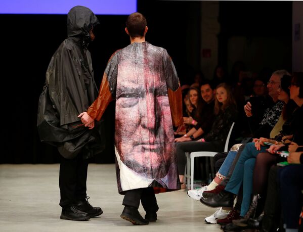 Портрет Дональда Трампа на модели во время демонстрации коллекции студентов студентов школы дизайна на Неделе моды в Берлине - Sputnik Молдова