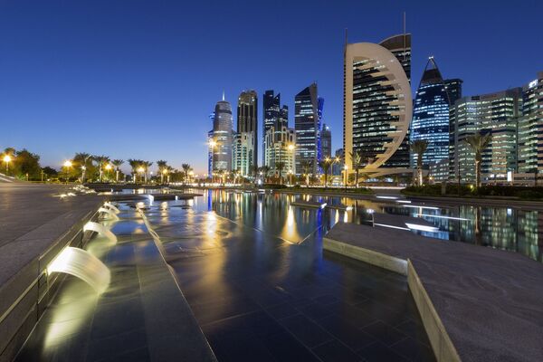 Вид на ночной город Доха, Катар - Sputnik Молдова