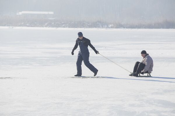 Многие зимой любят кататься на санках, но выходить на лед может быть очень опасно - Sputnik Молдова
