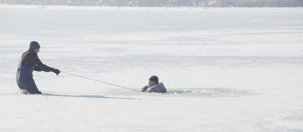 Спасатели показали, как спасти тех, кто провалился под лед  - Sputnik Молдова