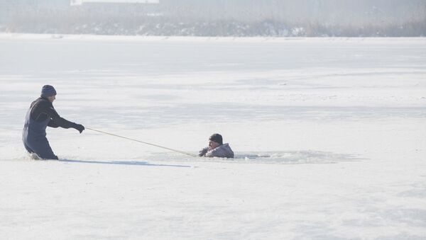 Спасатели показали, как спасти тех, кто провалился под лед  - Sputnik Молдова