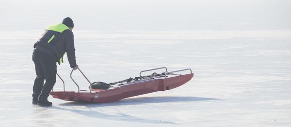 Спасатели показали, как спасти тех, кто провалился под лед Спасатели показали, как спасти тех, кто провалился под лед - Sputnik Молдова