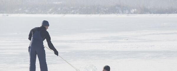 Спасатели показали, как спасти тех, кто провалился под лед Спасатели показали, как спасти тех, кто провалился под лед - Sputnik Молдова