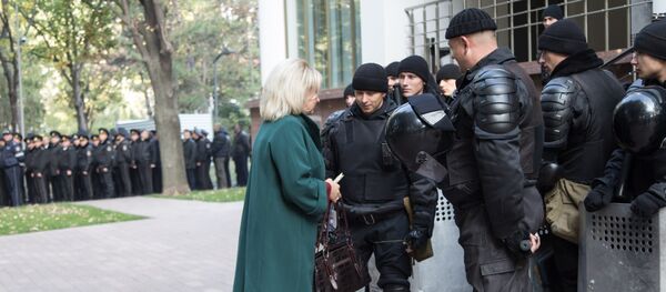 Беспокойный четверг - даже депутаты вынуждены были предъявлять свои удостоверения, чтобы пройти в парламент. - Sputnik Moldova