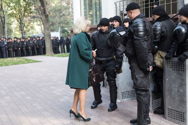 Даже депутаты вынуждены были предъявлять свои удостоверения, чтобы пройти в парламент. - Sputnik Молдова