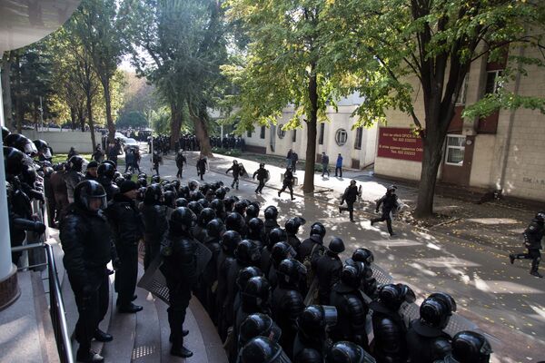 По некоторым данным, привезли и полицейских из районов страны. - Sputnik Молдова