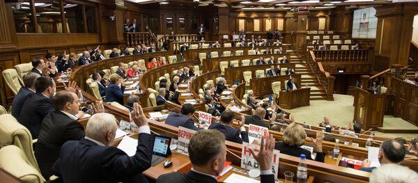 Однако, большинство поддержало снятие депутатской неприкосновенности с лидера либерал-демократов Владимира Филата. - Sputnik Moldova