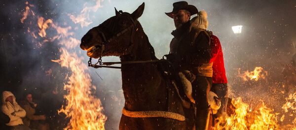 Un călăreți trece prin flăcări la festivalul  Las Luminarias din satul spaniol San Bartolome de Pinares - Sputnik Moldova