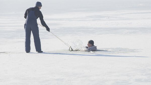 Salvatorii au demonstrat cum poate fi scoasă victima prăbușită sub gheață. - Sputnik Moldova