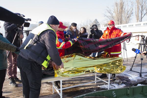 Angajații SMURD au explicat manevrele de acordare a primului ajutor persoanelor scoase de sub gheață. - Sputnik Moldova