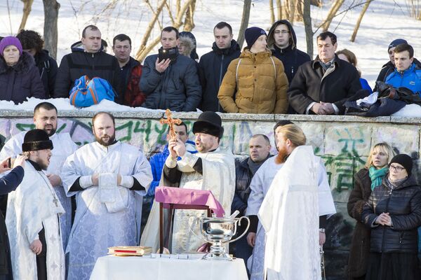 Un sobor de preoți de la Mănăstirea Ciuflea din Chișinău a oficiat slujba de sfințire a apei   - Sputnik Moldova