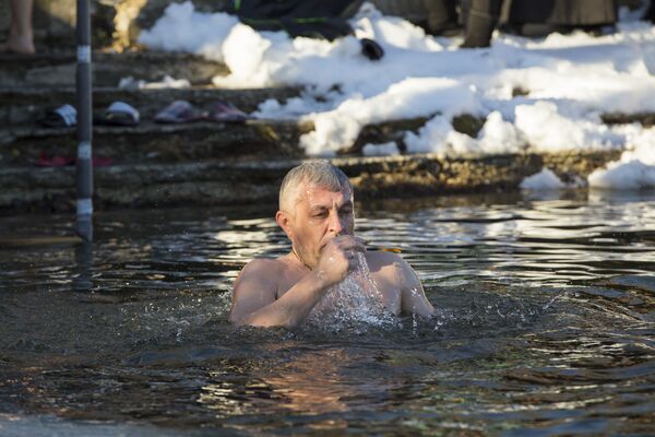 Conform tradiției, de Bobotează trebuie să te scufunzi de trei ori în apă și să-ți faci cruce  - Sputnik Moldova
