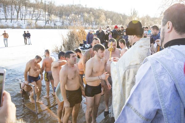 Sute de credincioși s-au scăldat de Bobotează în lacul din Parcul Valea Trandafirilor din Chișinău - Sputnik Moldova