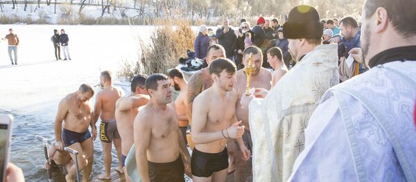 Sute de credincioși s-au scăldat de Bobotează în lacul din Parcul Valea Trandafirilor din Chișinău - Sputnik Moldova