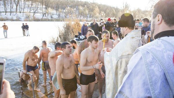 Sute de credincioși s-au scăldat de Bobotează în lacul din Parcul Valea Trandafirilor din Chișinău - Sputnik Moldova