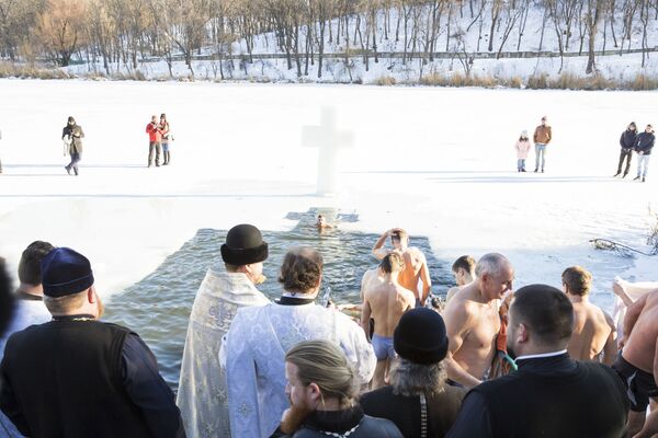 Oamenii s-au scufundat pe rând în apa rece ca gheața  - Sputnik Moldova