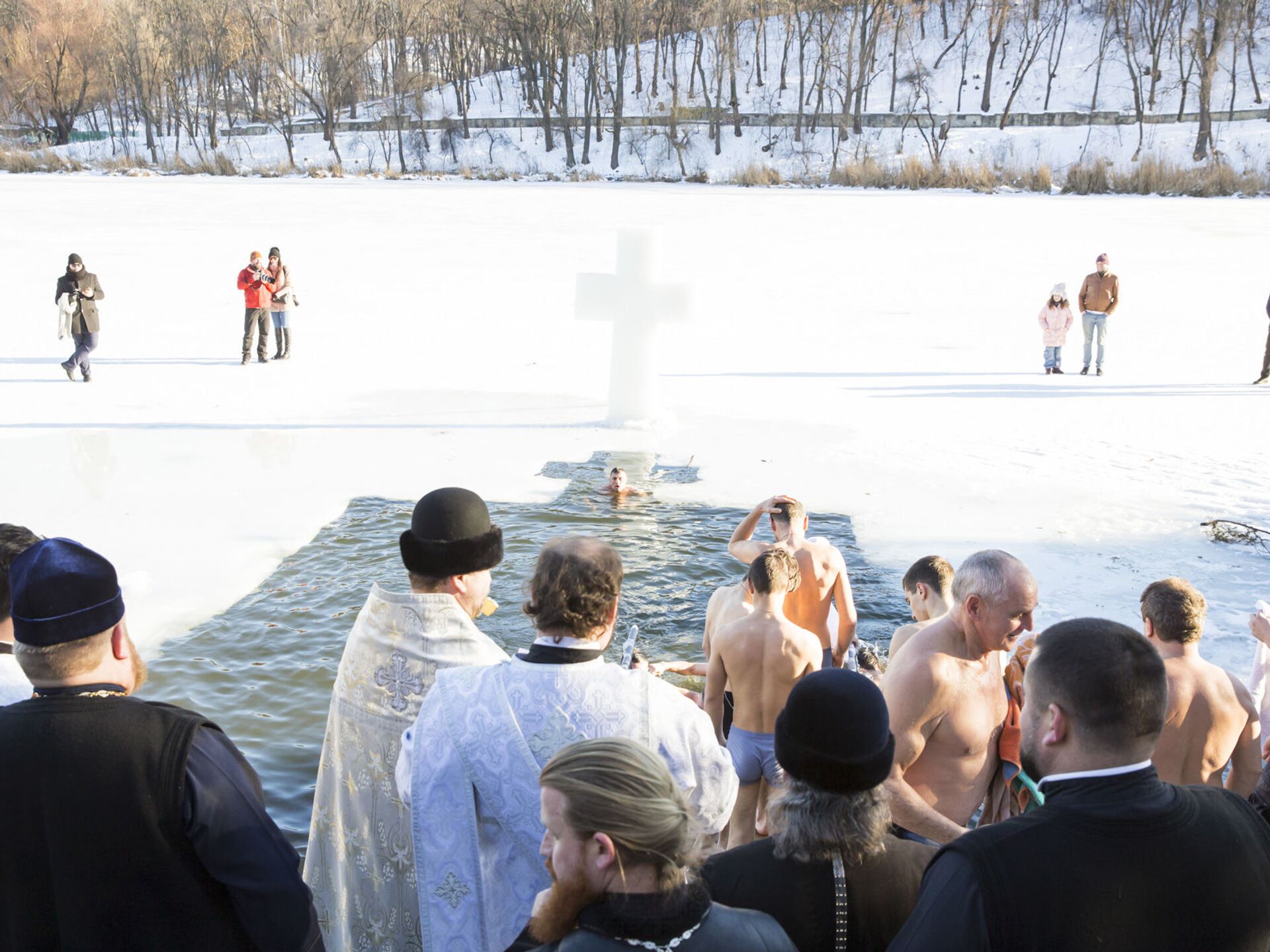 19 января 2025 года. Крещение Господне окунание Иордан. 19 Января окунание в прорубь. Купание на крещение. Купель на крещение.