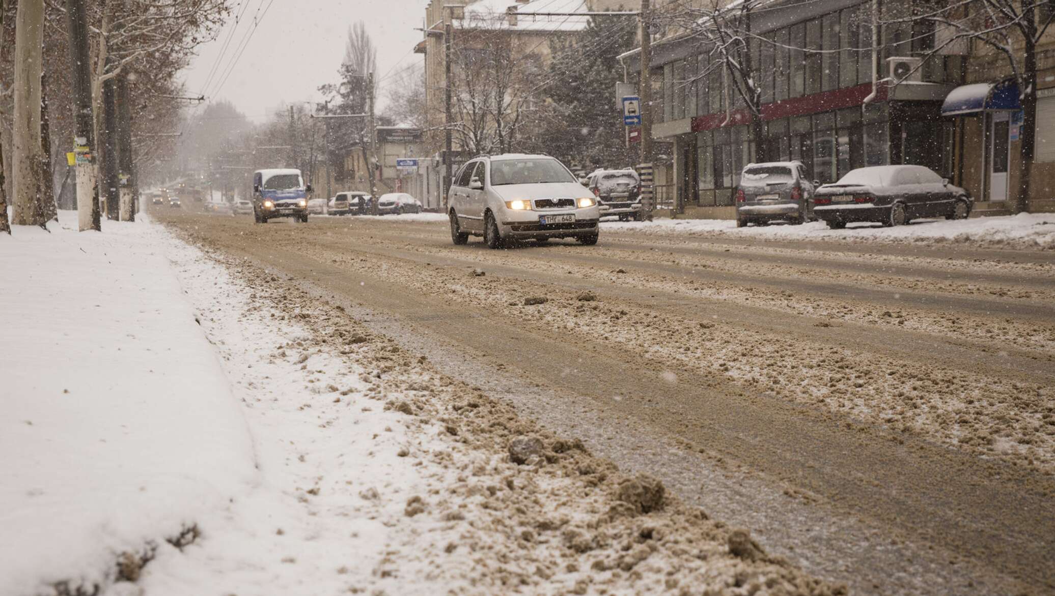 Снег в Молдове. Обочина дороги припорошённая снегом.
