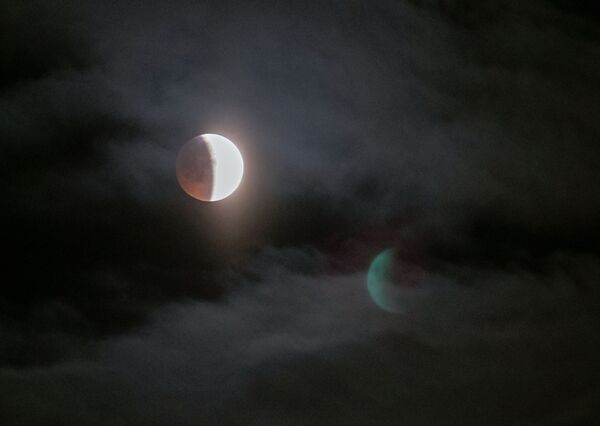 Луна во время затмения над Петрозаводском - Sputnik Молдова