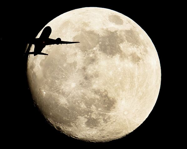 Самолет пролетает на фоне луны в Германии  - Sputnik Молдова
